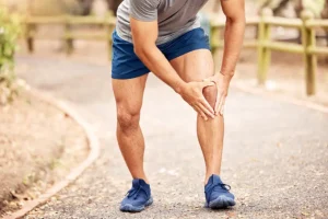man running outdoors with knee pain before gae