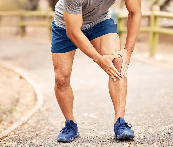 man running outdoors with knee pain before gae